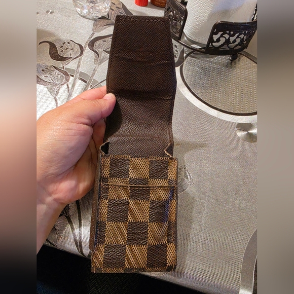 Louis Vuitton Holder - Picture 7 of 9